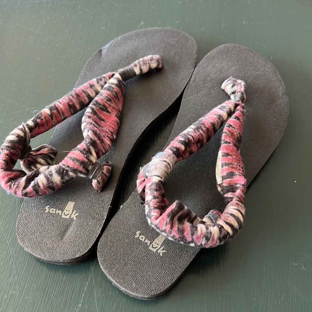 Women’s sanuk sandals. Size 6.